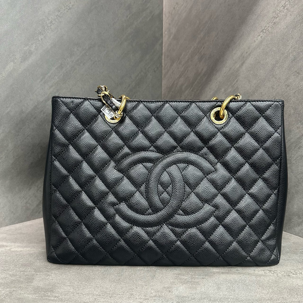 Chanel GST lychee pattern cowhide middle size Black-gold