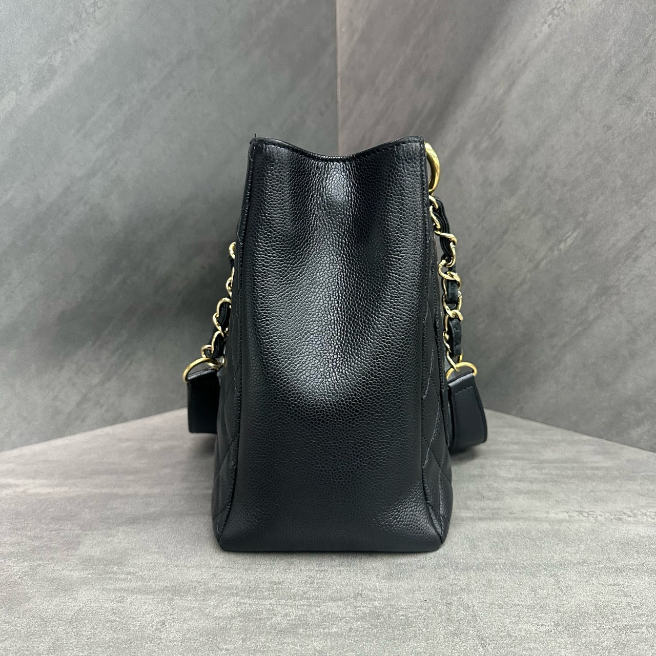 Chanel GST lychee pattern cowhide middle size Black-gold