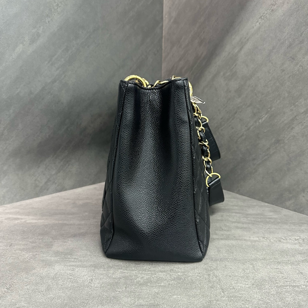 Chanel GST lychee pattern cowhide middle size Black-gold