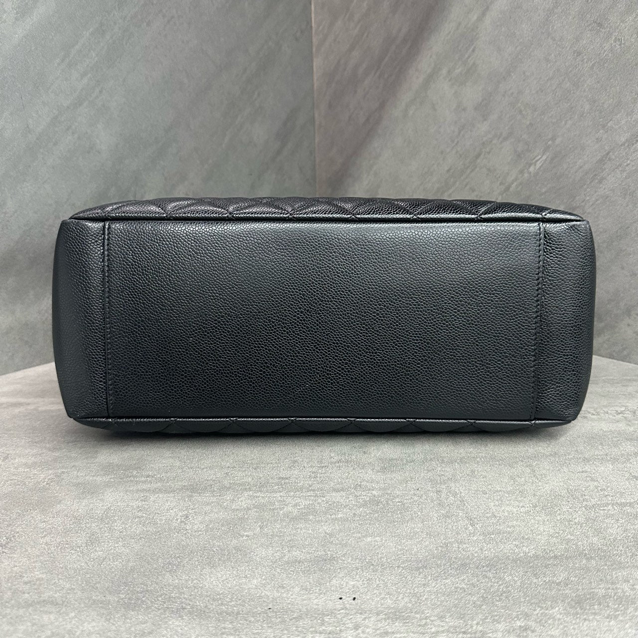 Chanel GST lychee pattern cowhide middle size Black-gold