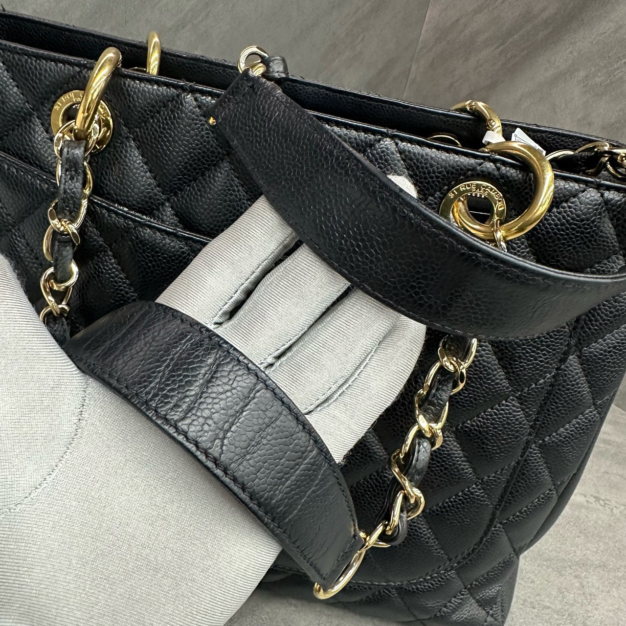 Chanel GST lychee pattern cowhide middle size Black-gold