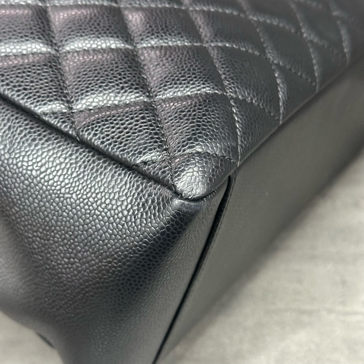 Chanel GST lychee pattern cowhide middle size Black-gold