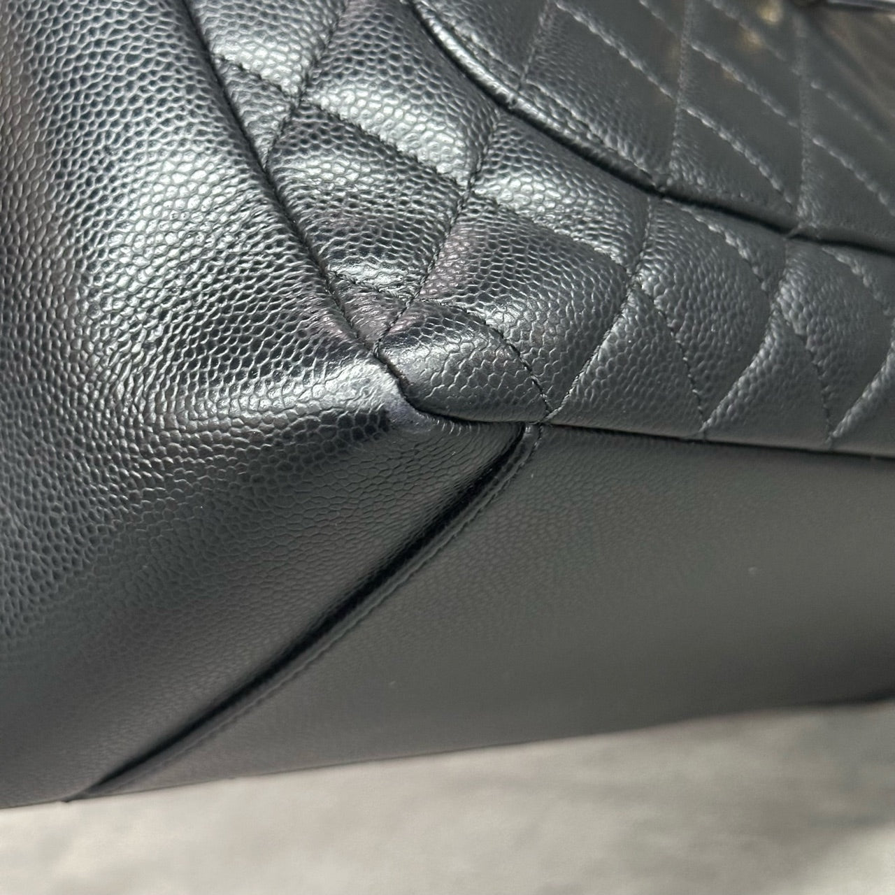Chanel GST lychee pattern cowhide middle size Black-gold