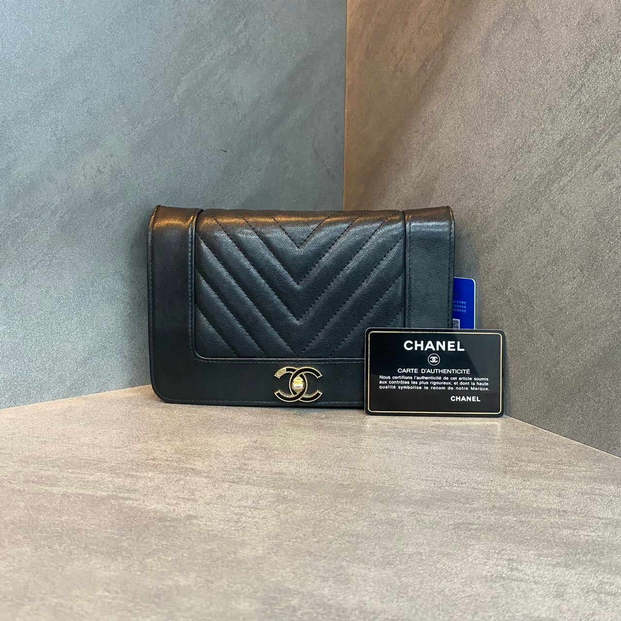 Chanel Diana Flap “V” pattern woc Black-Gold
