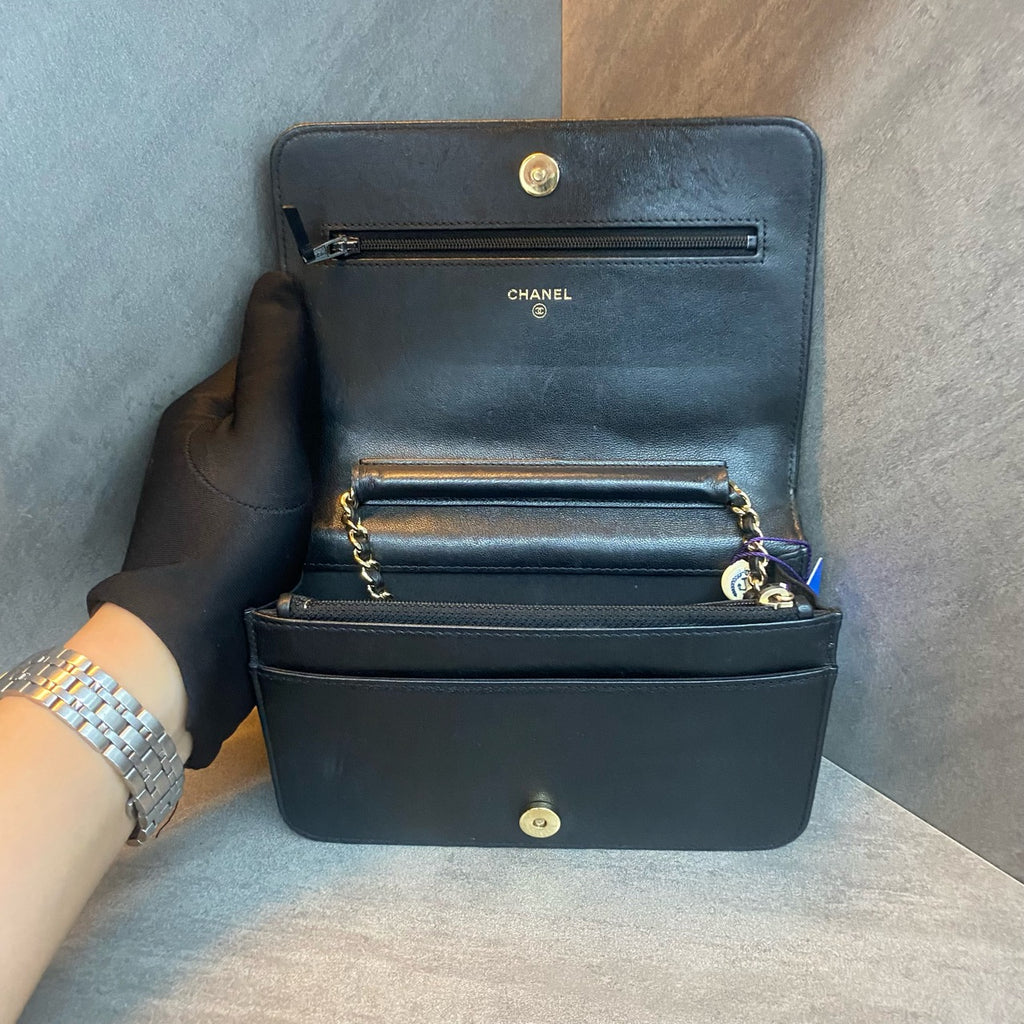 Chanel Diana Flap “V” pattern woc Black-Gold