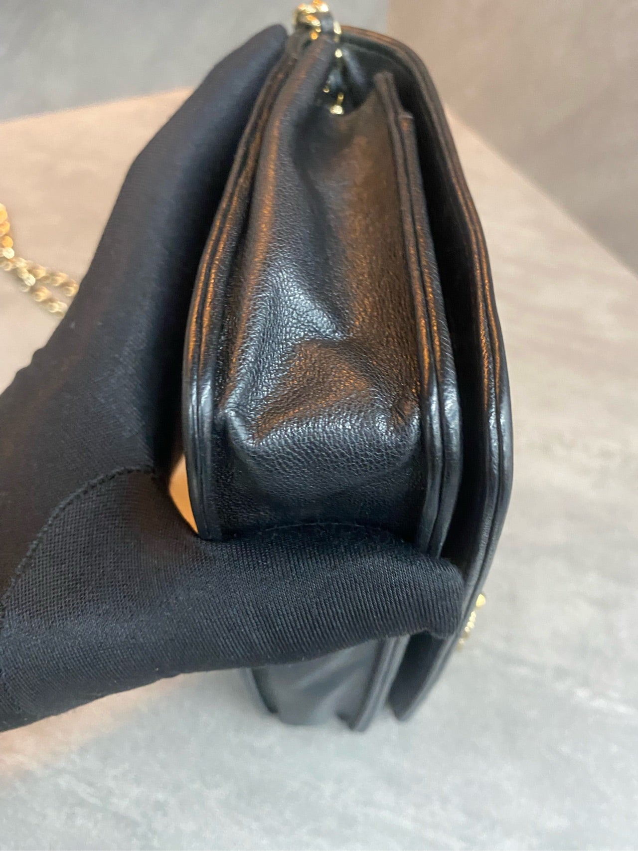 Chanel Diana Flap “V” pattern woc Black-Gold