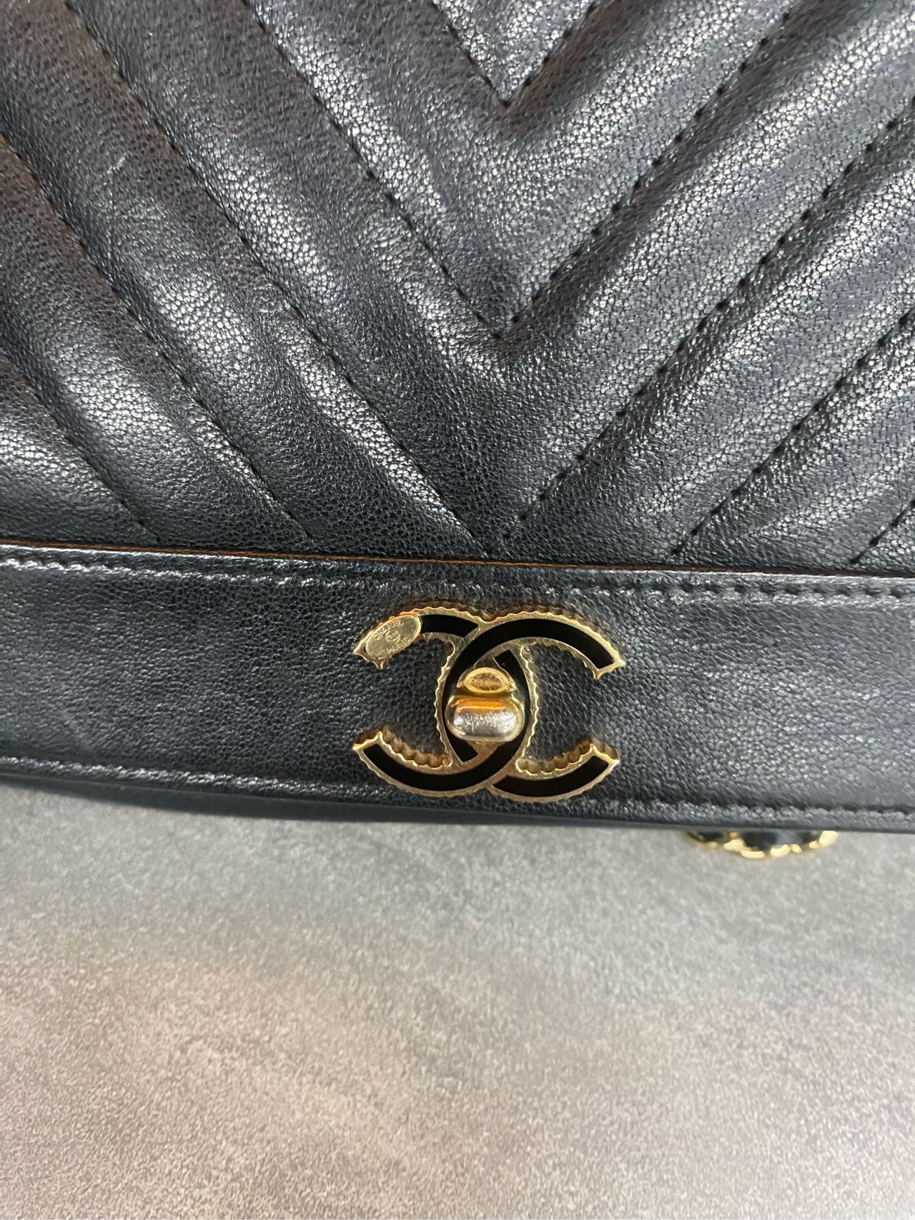 Chanel Diana Flap “V” pattern woc Black-Gold