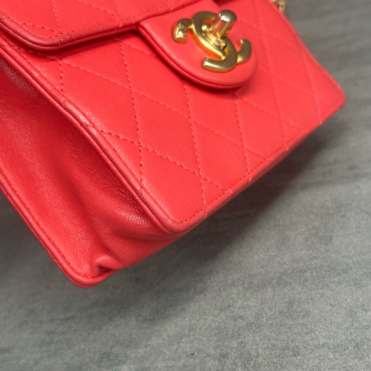 Chanel Classic Flap Vertical version sheepskin with pearl red