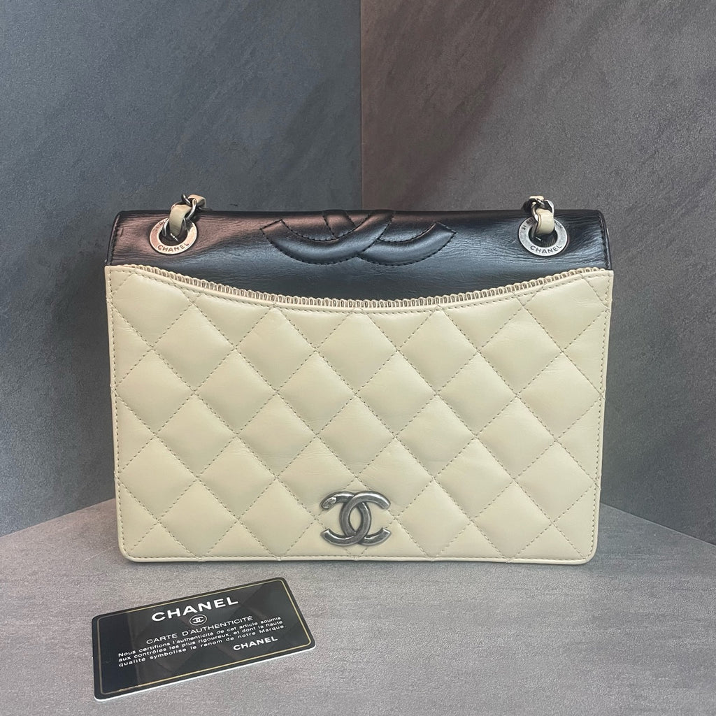 Chanel Flap woc White with black