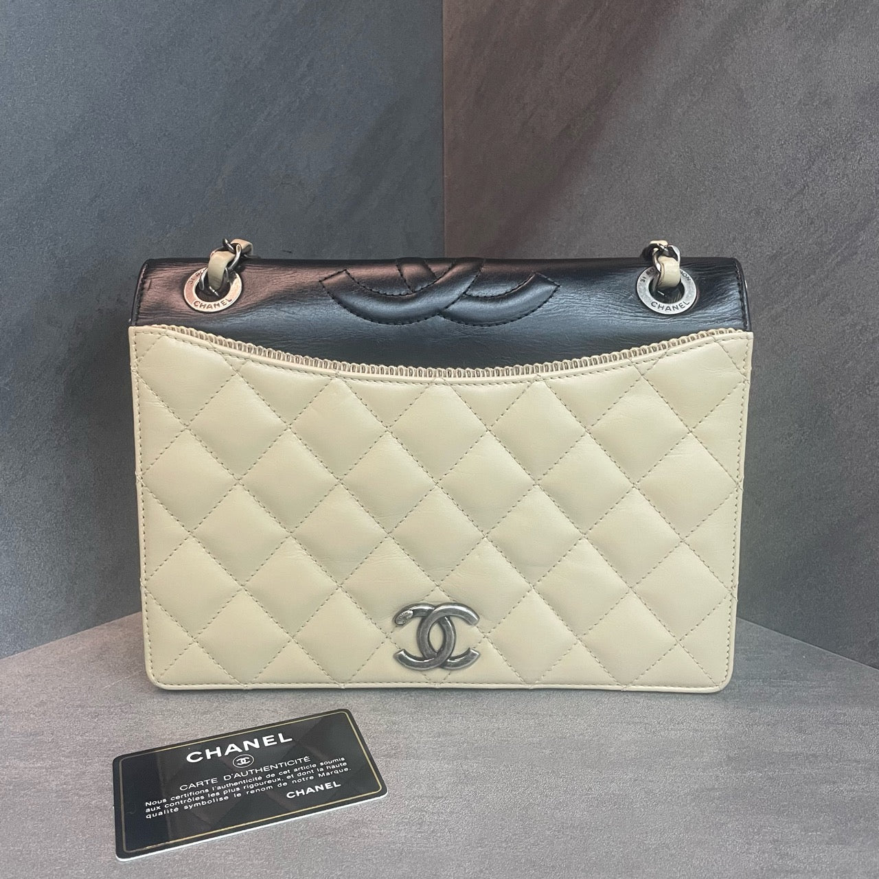 Chanel Flap woc White with black