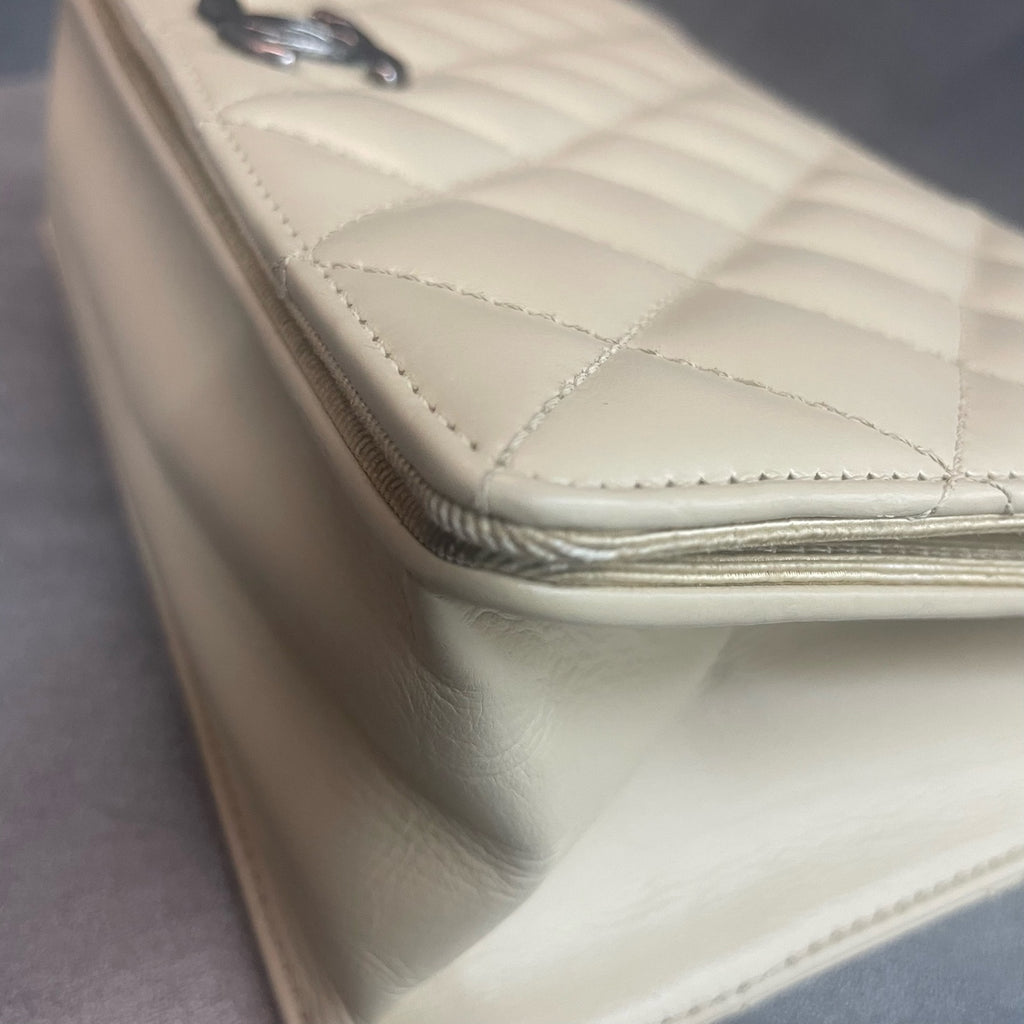 Chanel Flap woc White with black