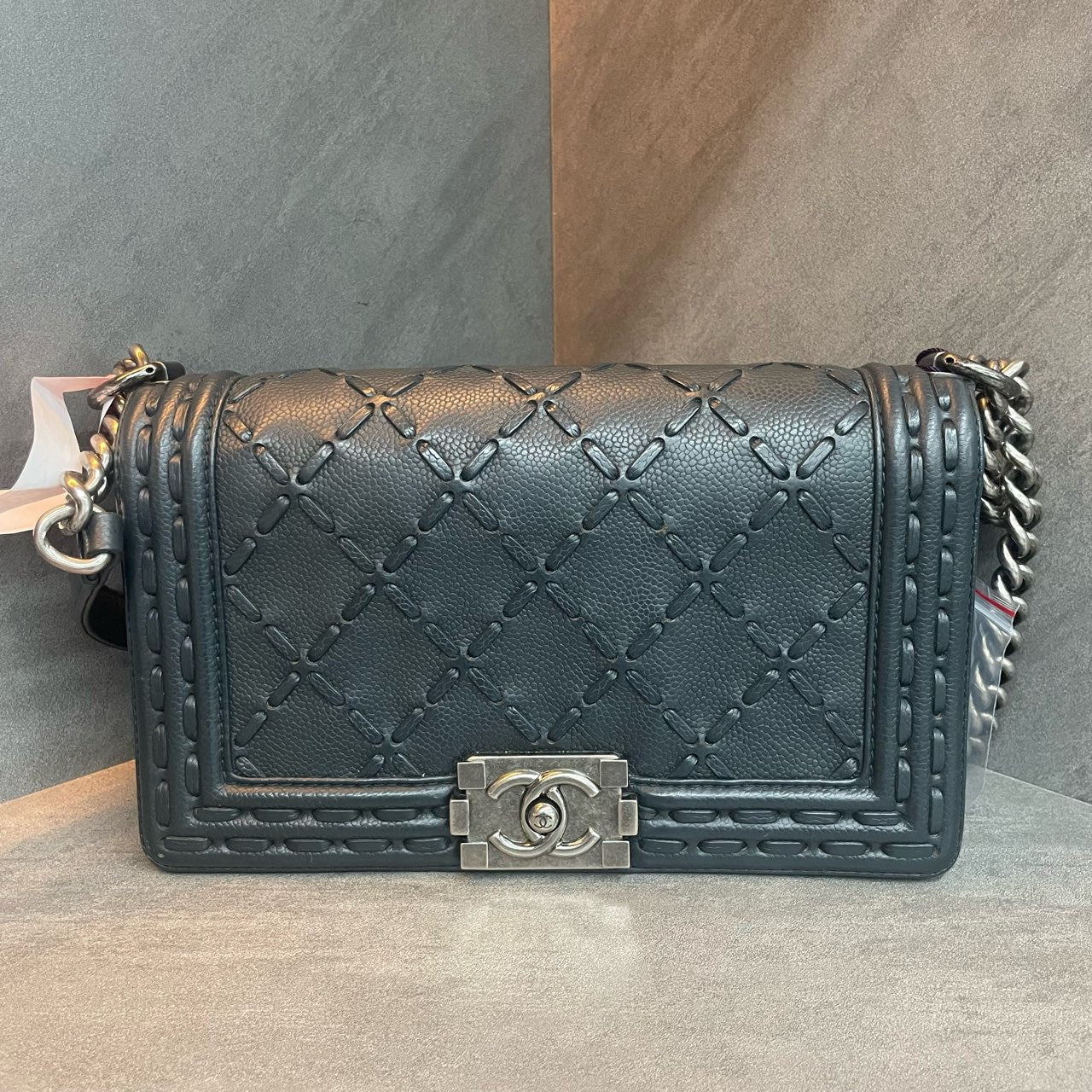 Chanel graininess cowhide middle size blakc-sliver