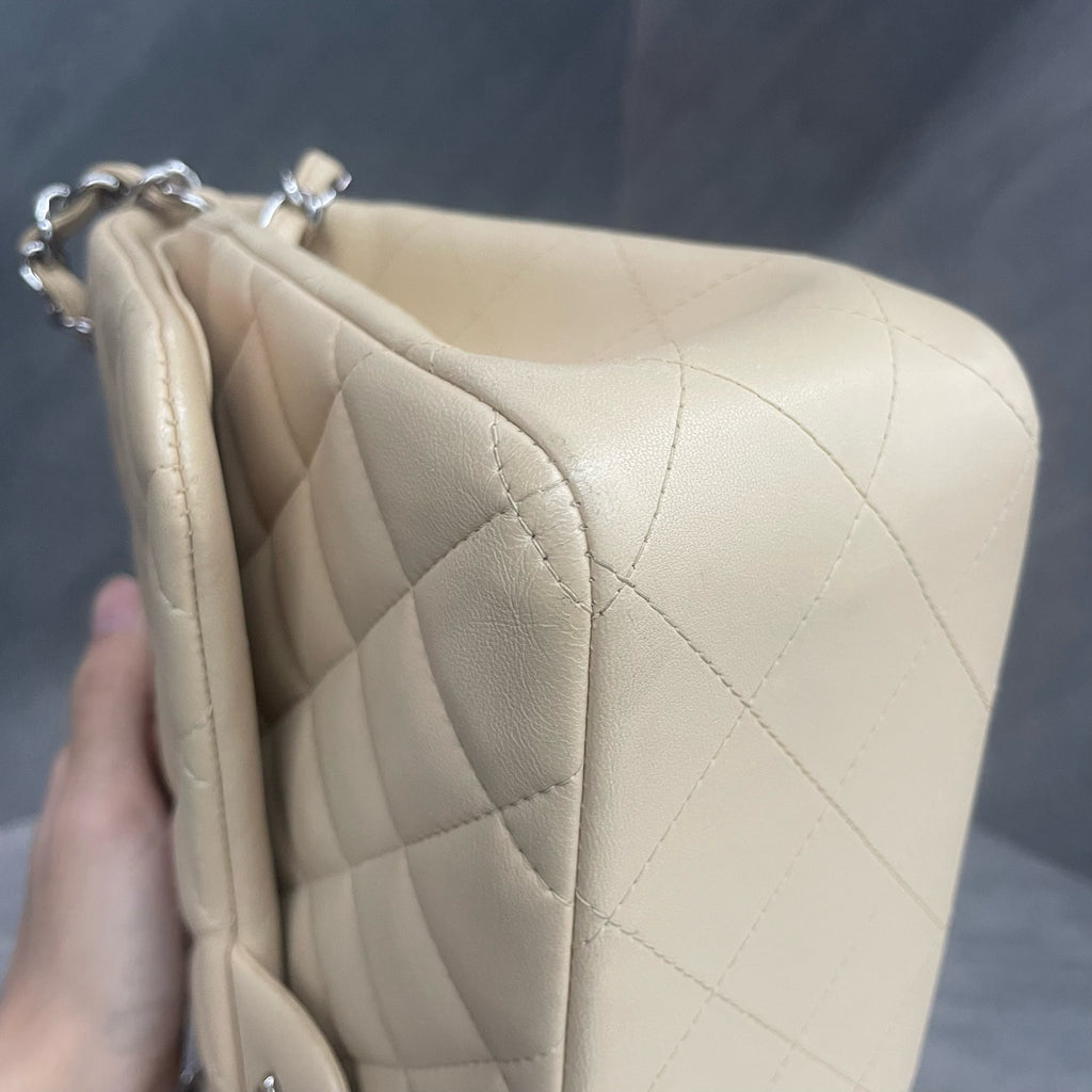 Chanel Classic Flap Jumbo sheepskin Off-white